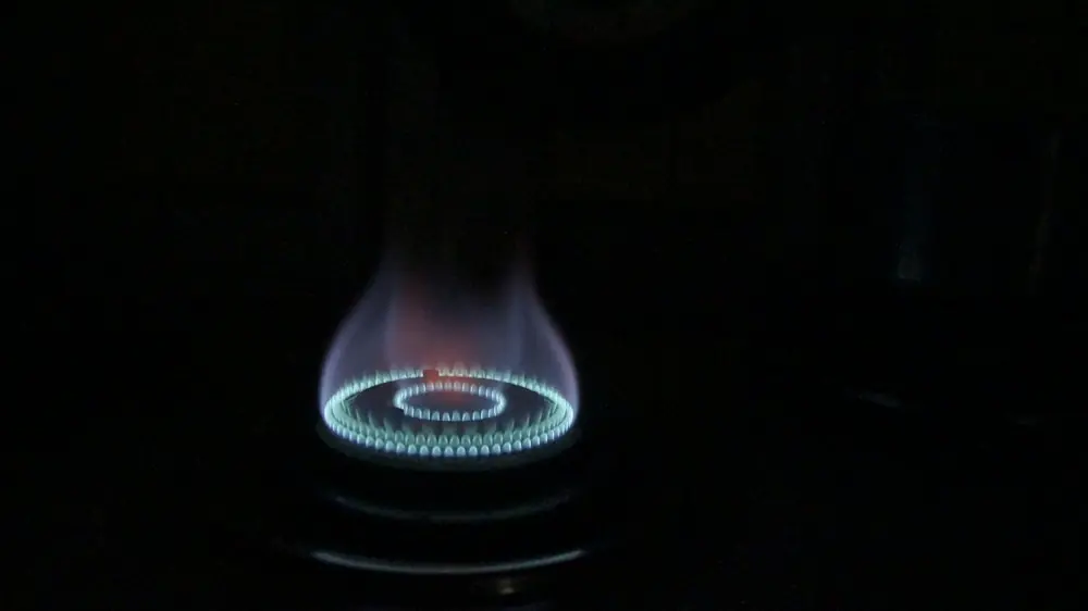 Kék gázláng a sötétben